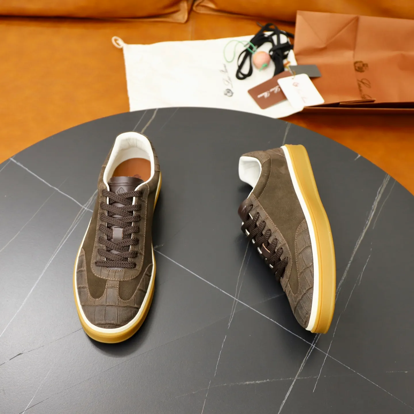 Ex-factory price: 560💰Loro Piana Tennis Walk men’s moral training sneakers! These new textured leather tennis shoes feature an ultra-low-top design for year-round wear and are water-resistant. The wrapped sole creates an effortlessly attractive color combination that harmoniously blends functionality with understated style. The ideal footwear option for urban dressing. The heel is decorated with a soft calfskin tongue with Kummel color inserts and an embossed LP logo. Cotton shoelaces. Material: Upper: Gray woven stitching with cowhide accents! Sole: Rubber lining: Cow leather original rubber sole, excellent foot comfort, complete package! Size: 38-39-40-41-42-43-44 leather shoe size (4546 can be customized)